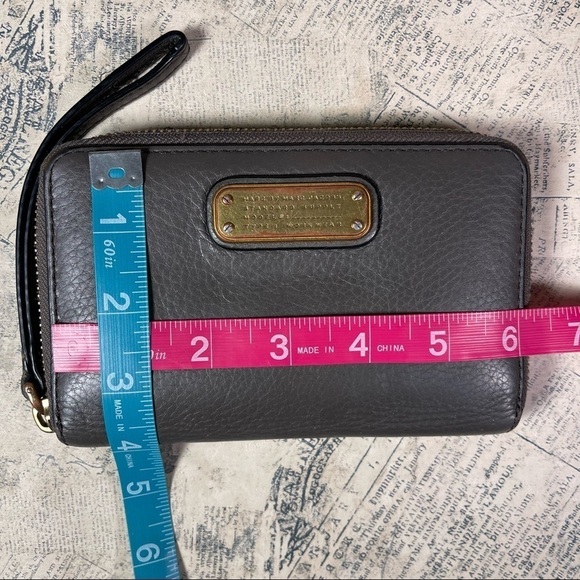 MARC BY MARC JACOBS Gray Leather Gold Zip Closure Clutch Wristlet Wallet - Picture 11 of 11